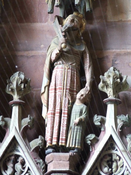 Die Figur des Abraham an der Nordseite der Turmvorhalle des Freiburger Münsters.