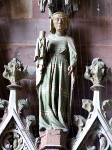 Eine der Figuren in der Turmvorhalle des Freiburger Münsters (Hl. Maria Magdalena).