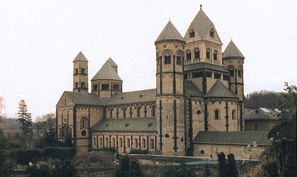 Die romanische Basilika des Klosters Maria Laach von Nordwesten.