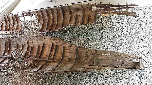 Die Rümpfe der beiden Patrouillenboote im Kelten- und Römermuseum Manching.