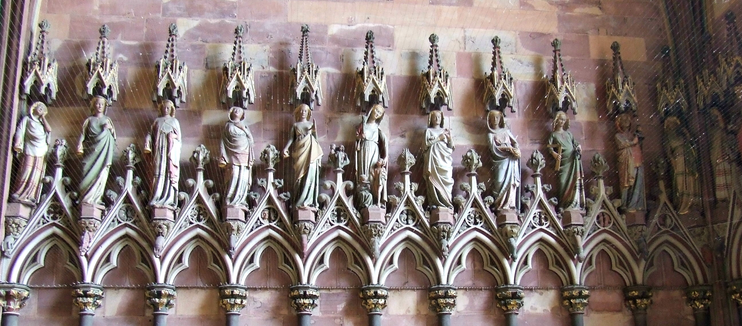 Ein Teil der Figuren auf der Südseite in der Turmvorhalle des Freiburger Münsters.